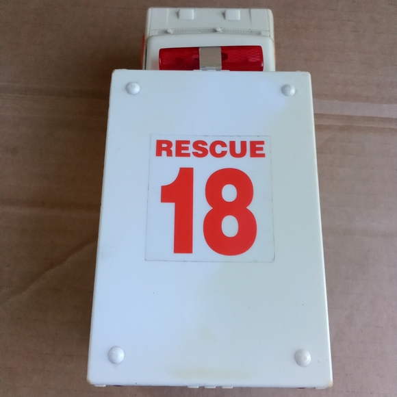 Vintage 1992 Toy Metro City Ambulance Rescue 18 Lights & Sounds FX - Picture 10 of 15